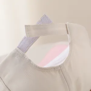 Détail de la sangle velcro réglable et des coutures en coton sur le chapeau pour enfant