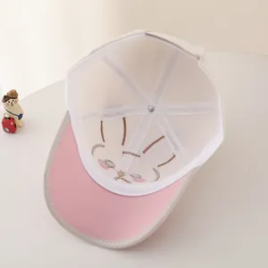 Détail de l'intérieur de la casquette enfant montrant les coutures et la bande