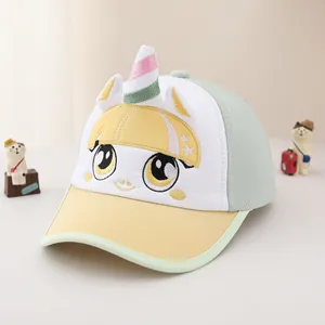 Détail de casquette enfant avec oreilles de licorne 3D, corne et broderies colorées