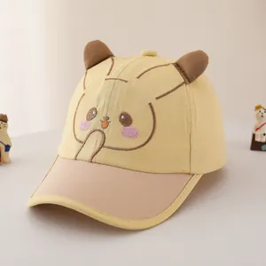 Détail de la casquette jaune pour bébé avec oreilles d'animaux et broderie douce