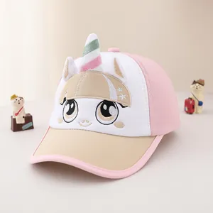 Détail de la casquette enfant avec broderie fille cartoon et corne de licorne 3D