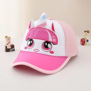 Détail d'une casquette de baseball rose pour enfant avec corne de licorne 3D et broderie