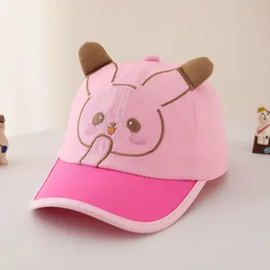 Vue détaillée de la casquette enfant rose avec oreilles 3D et broderie lapin mignon