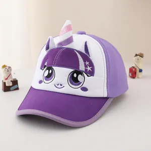 Détail de la broderie licorne sur une casquette de baseball en coton violet et blanc enfant