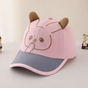 Gros plan d'une casquette rose pour enfant avec oreilles en peluche et broderie animale