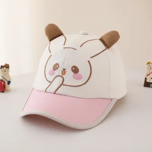 Détail de la broderie d'animaux et des oreilles 3D sur casquette de baseball enfant