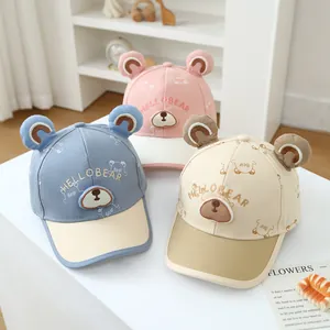 Detailansicht der Baby-Baseballkappen mit 3D-Bärenohren und Hello Bear-Stickerei