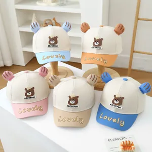 Detailansicht bunter Baby-Baseballkappen mit Bärenstickerei und 3D-Ohren aus Baumwolle