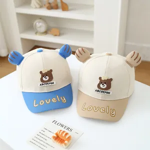 Detail der Baby-Baseballkappen mit 3D-Ohren und Bärenstickerei in Beige und Blau