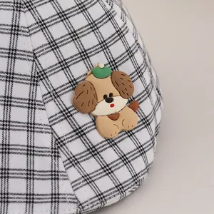 Primer plano de gorra de cuadros blancos y negros con lindo parche de perro de goma