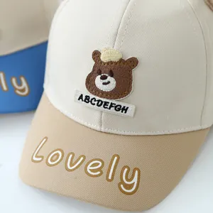 Nahaufnahme der Bärenstickerei und Lovely-Schriftzug auf Kinder-Baseballkappe
