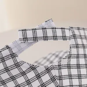 Vista macro de la correa elástica ajustable y detalles de costura del gorro bebé
