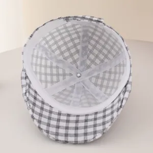 Detalle interior de una gorra a cuadros para niños con tela transpirable y refuerzo interno
