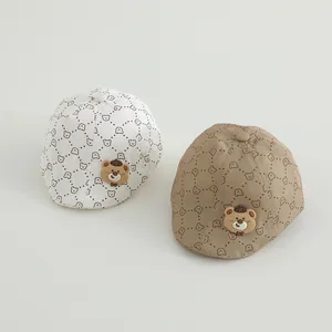 Vista detallada de boinas para bebés con oso de silicona 3D y patrón de oso impreso