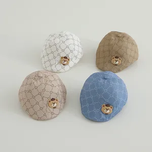 Plano de boinas para bebés con estampados de ositos en varios colores neutros suaves