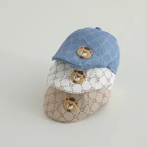 Tres boinas para bebé apiladas con bonitos parches de osos en 3D en azul, blanco y beige