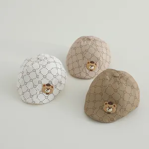 Tres boinas para niños con lindos osos 3D y estampados de osos en tonos neutros