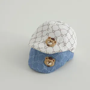 Vista detallada de lindas boinas para bebés con estampados de osos en blanco y azul