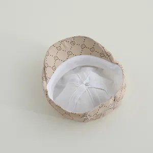 Detalle de gorra infantil de osos con forro blanco y cierre de velcro ajustable