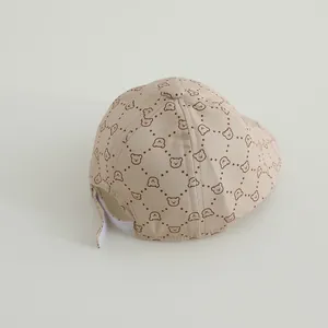 Detalle de gorra de béisbol para bebé con estampado de osos y cierre de velcro