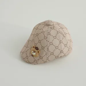 Detalle de boina para bebé con estampados de osos y un parche de oso de silicona 3D