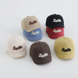 Varios colores de gorras de béisbol Boston para bebés en una disposición plana