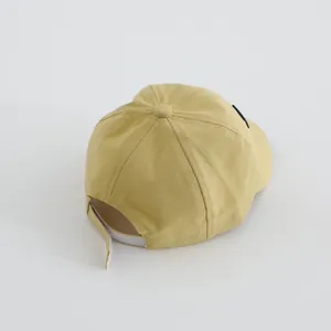 Detalle de gorra de béisbol de algodón caqui con correa ajustable y diseño de seis paneles