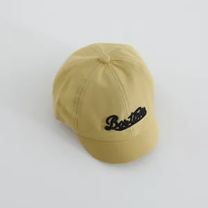 Detalle del bordado Boston en gorra de béisbol de algodón amarillo mostaza con visera