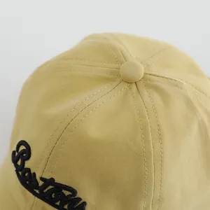 Gorra de béisbol amarilla para niños con bordado de Boston y diseño de seis paneles