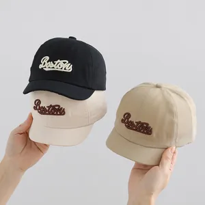 Tres gorras infantiles en negro, blanco roto y caqui con bordado Boston en relieve