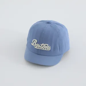 Detalle del bordado de Boston en gorra de algodón azul para bebé con ala corta