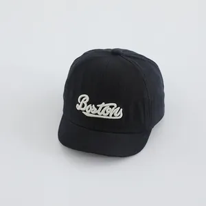 Detalle del bordado de Boston en una gorra de béisbol de algodón negro para niños