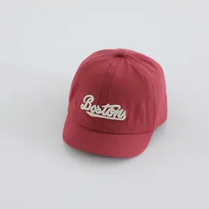 Detalle de gorra de béisbol de algodón con bordado Boston blanco en color rojo oscuro