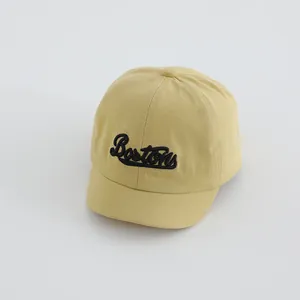 Detalle del bordado Boston en gorra infantil amarilla con visera flexible