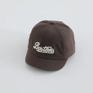 Detalle del bordado de Boston en una gorra de béisbol de algodón marrón para niños
