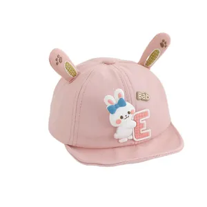 Casquette rose pour bébé avec oreilles de lapin 3D et patch lapin mignon sur fond blanc