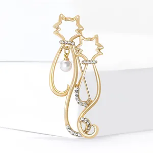 Broche chat dorée ajourée avec cristaux étincelants et pendentif perle élégant