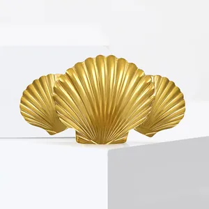 Broche élégante en acier inoxydable doré avec design triple coquillage et fini poli