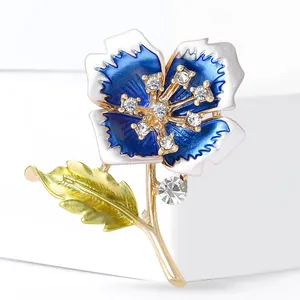 Broche fleur élégante avec pétales en émail bleu et centre incrusté de zircons