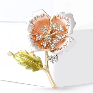 Broche florale élégante avec pétales en émail rose et cristaux sur base dorée
