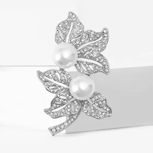 Elegante spilla a foglia d'argento con strass scintillanti e perle bianche per le donne