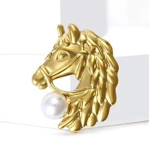 Broche tête de cheval dorée en acier inoxydable avec perle sur fond blanc pur