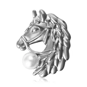 Élégante broche tête de cheval en acier inoxydable avec perle sur fond blanc pur