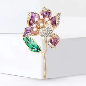 Elegante spilla a fiore di ibisco con smalto viola, perle e cristalli su base bianca