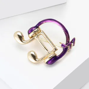 Détail de la broche note de musique en émail violet doré avec fermoir de sécurité