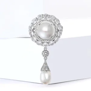 Spilla elegante in argento con grande perla bianca, zirconi e pendente a goccia di perla