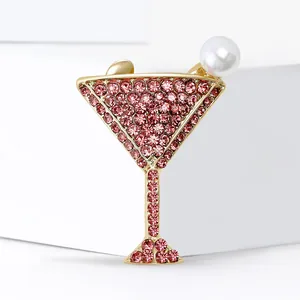 Broche en forme de verre à martini avec strass roses et perle sur base dorée