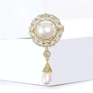 Elegante spilla vintage in perle d'acqua dolce con zirconi brillanti e placcatura oro