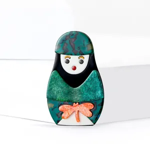 Broche Vintage en Acrylique Poupée Russe Badge Avec Motif Marbré Pailleté pour Femmes Bijoux de Mode Individuelle Épingle