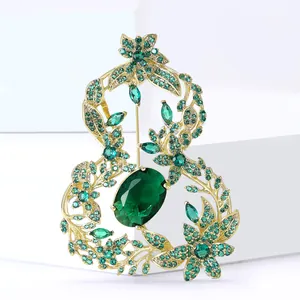 Exquise broche gourde évidée plaquée or avec zircon vert émeraude et cristaux